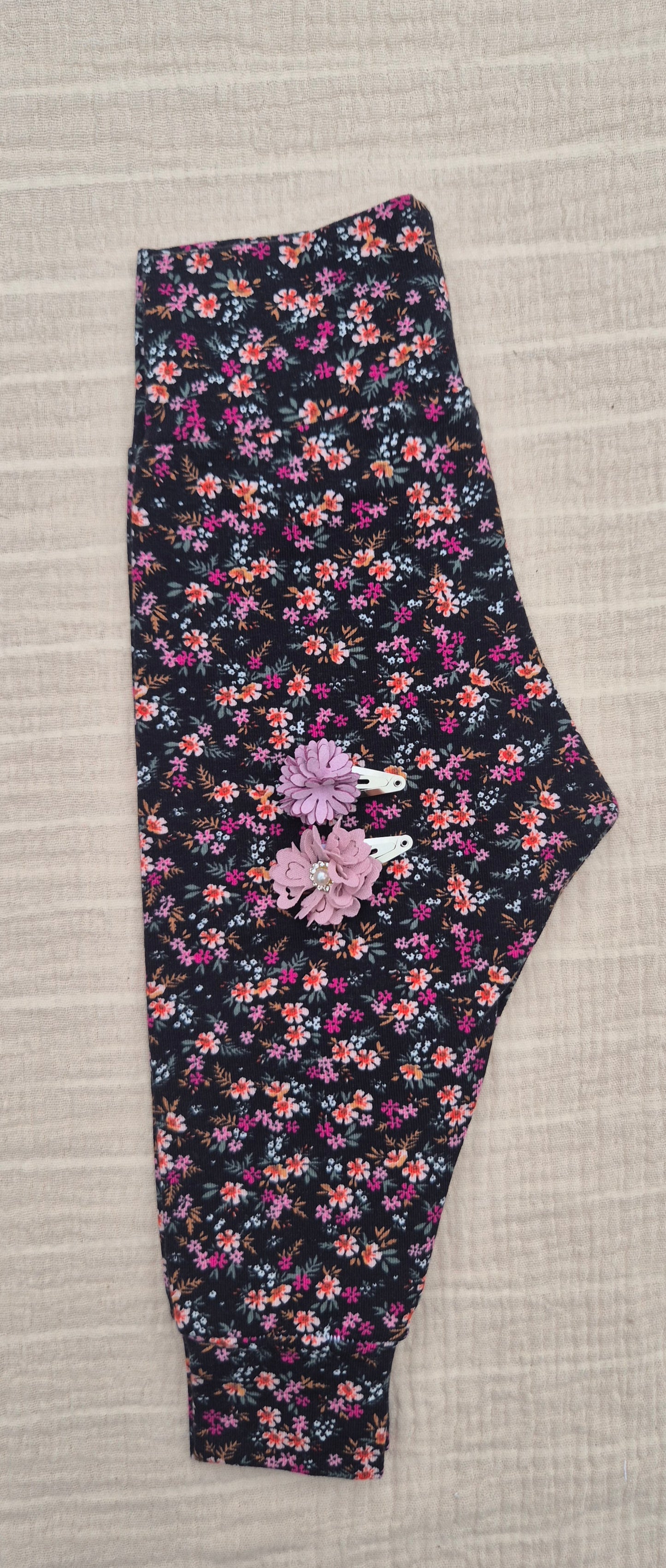 ■ Zwart babybroekje met roze bloemen