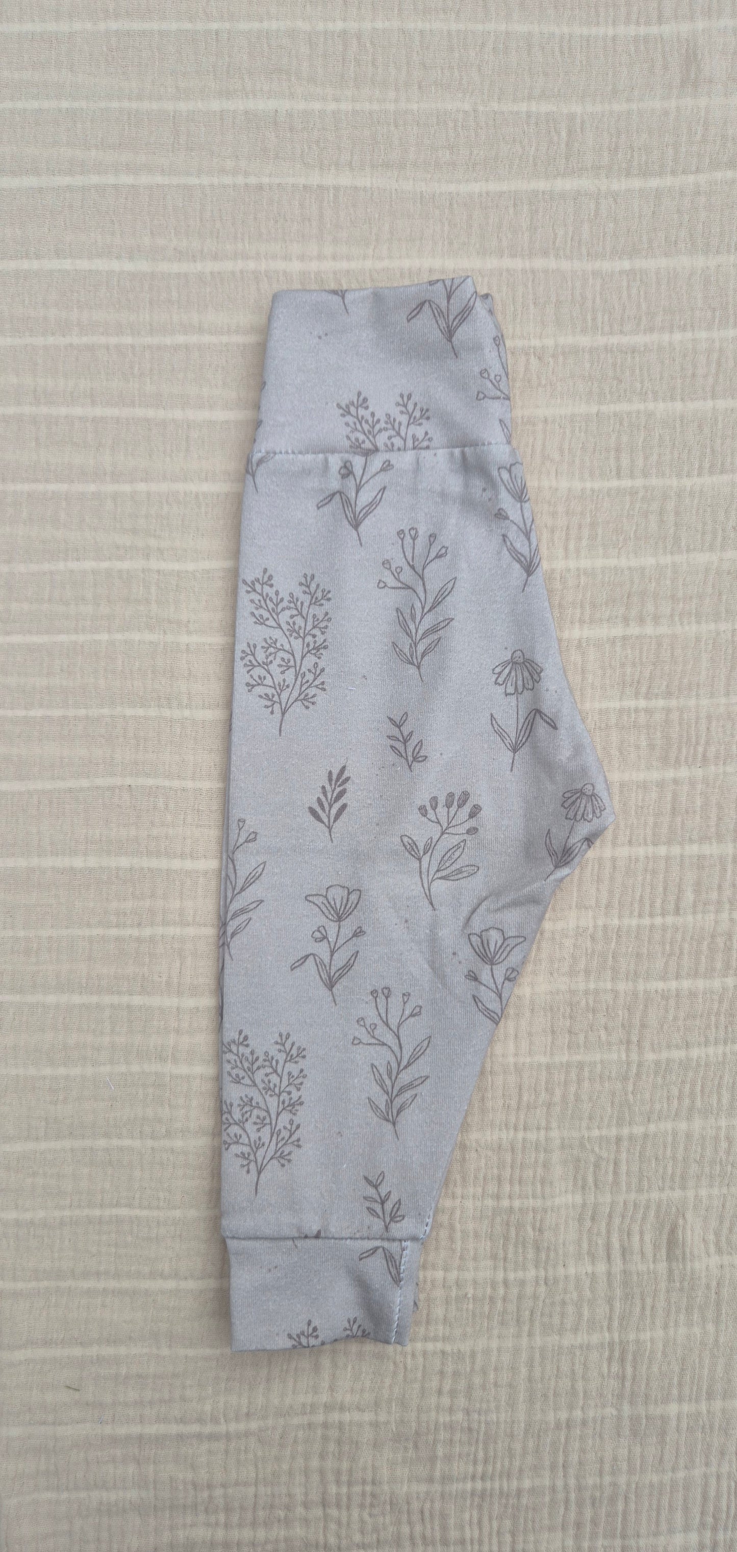 ■ Donker beige babybroekje met bloemenprint