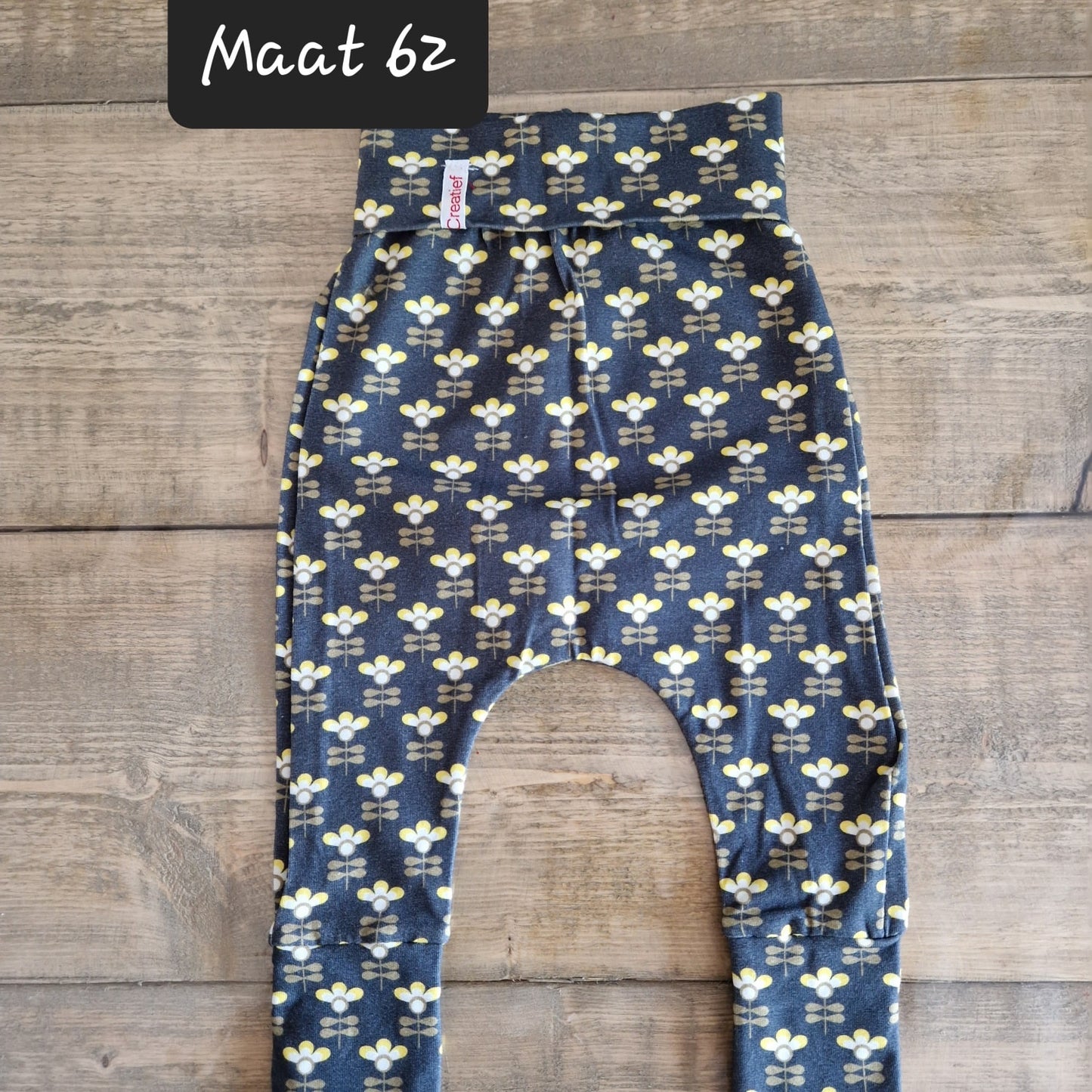 < 62 - Retro gele bloemen