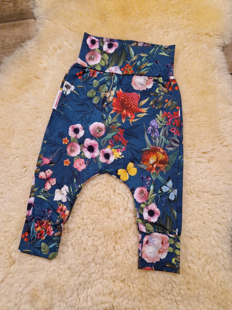< Bloementuin met vlinders