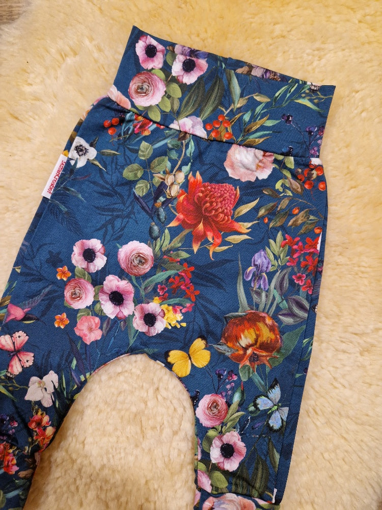 < Bloementuin met vlinders