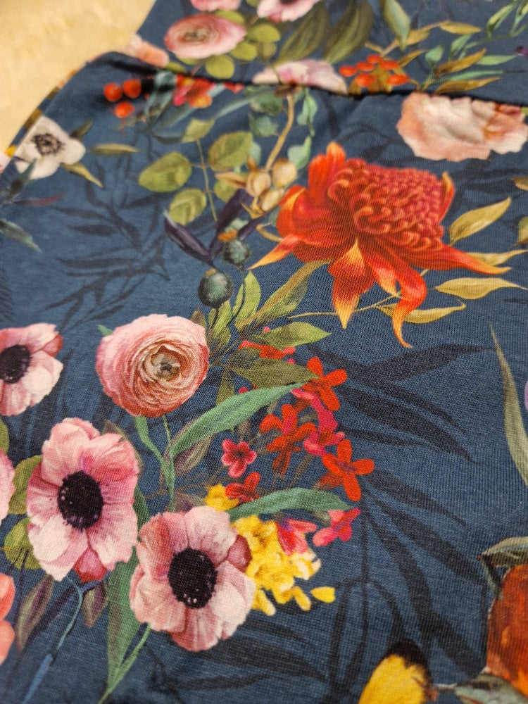 < Bloementuin met vlinders