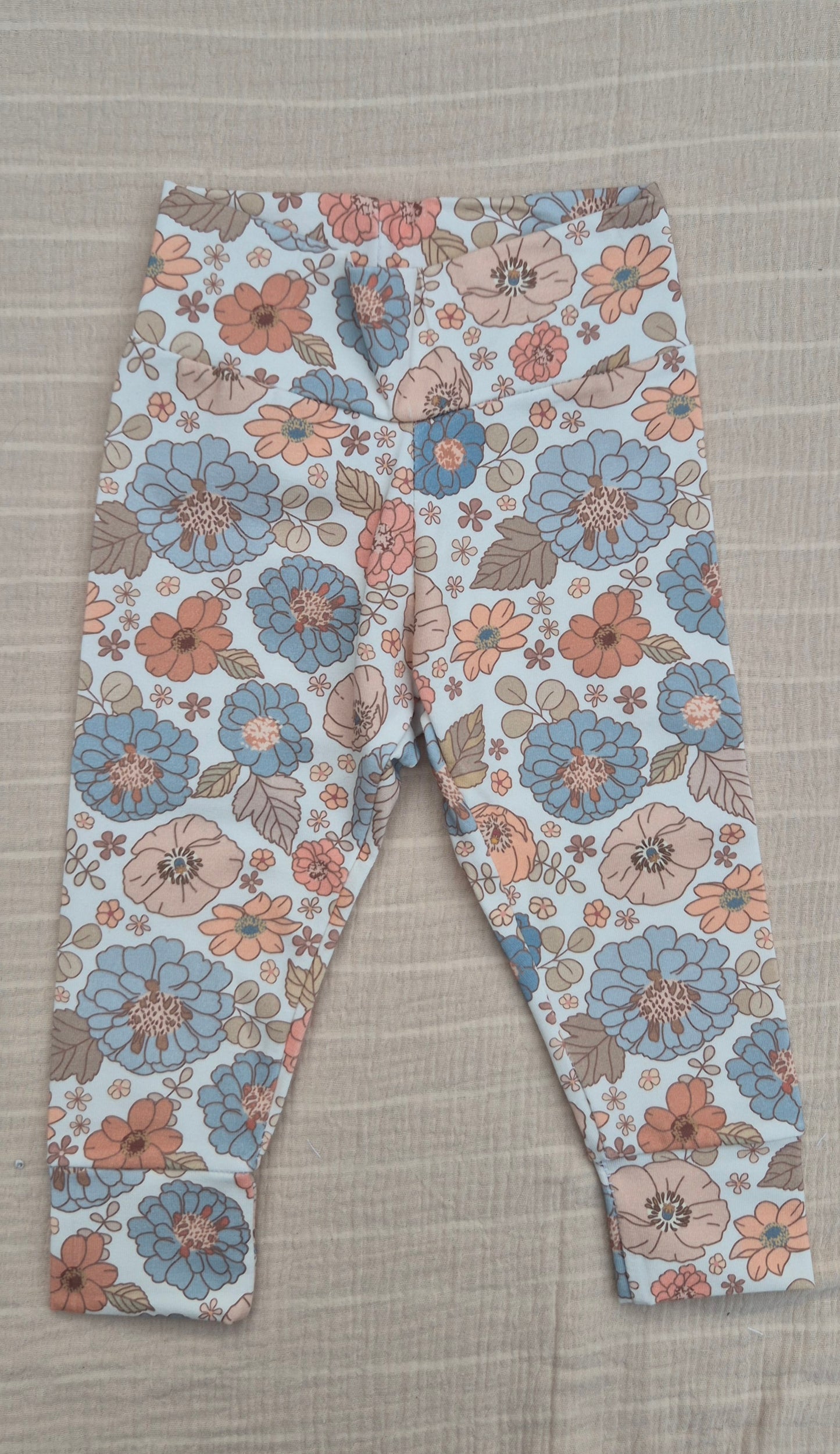 ■ Zacht bloementapijt Babybroekje