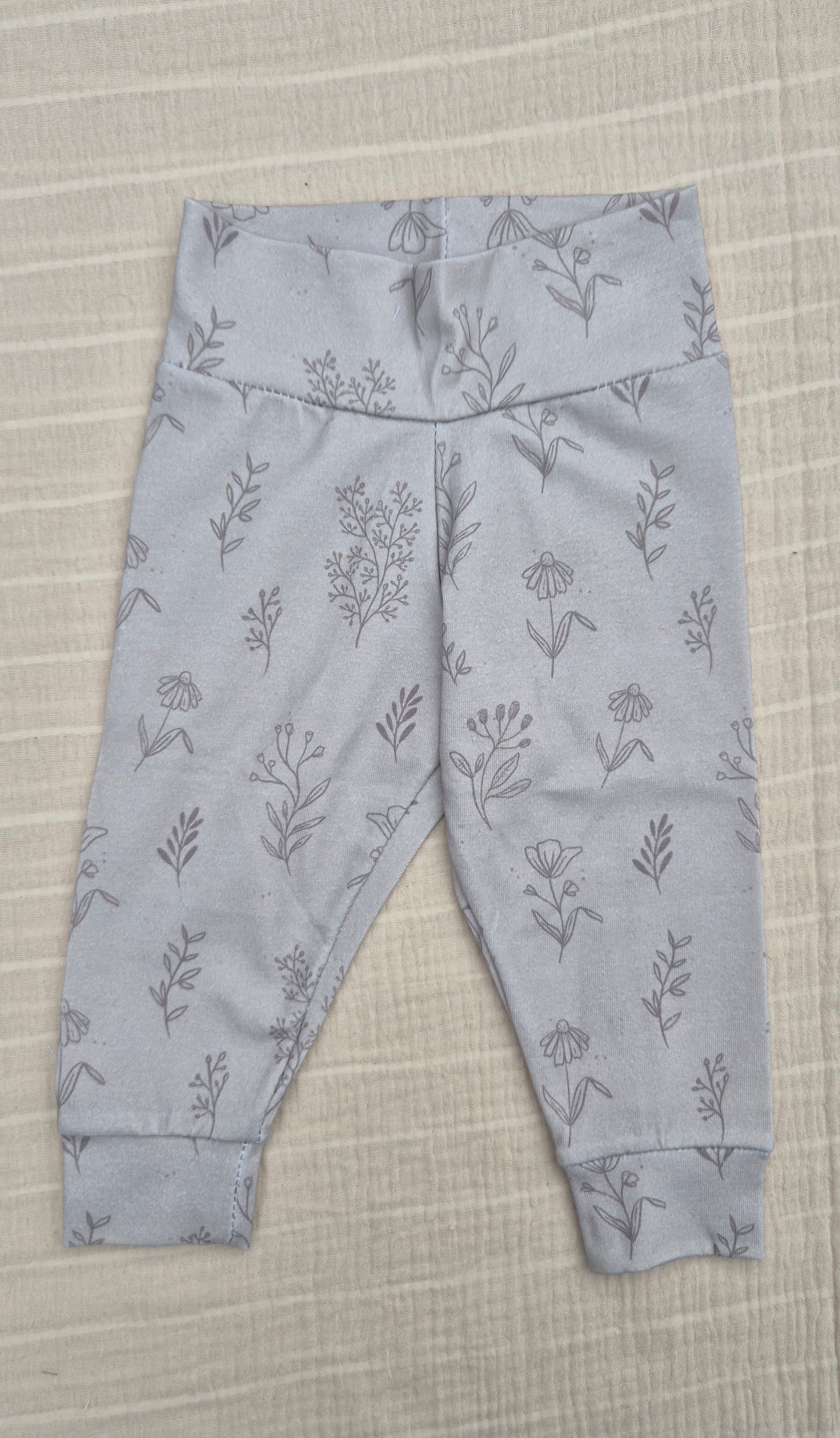 ■ Donker beige babybroekje met bloemenprint