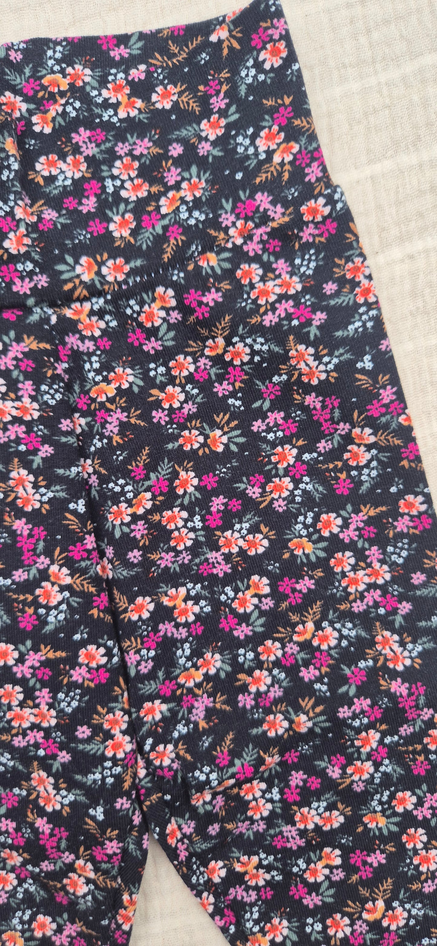 ■ Zwart babybroekje met roze bloemen