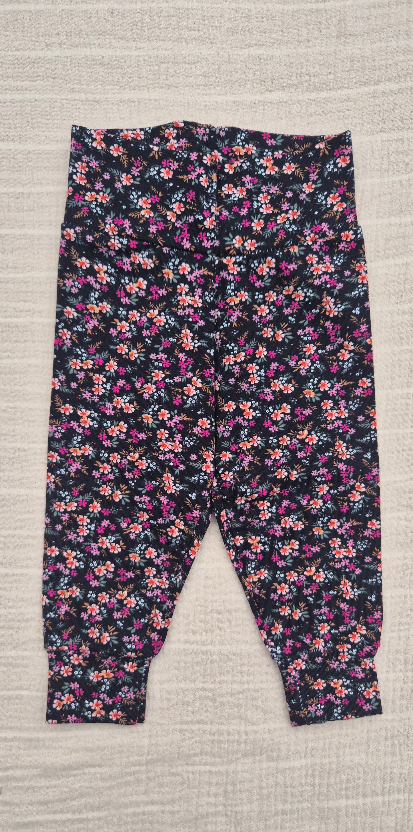 ■ Zwart babybroekje met roze bloemen