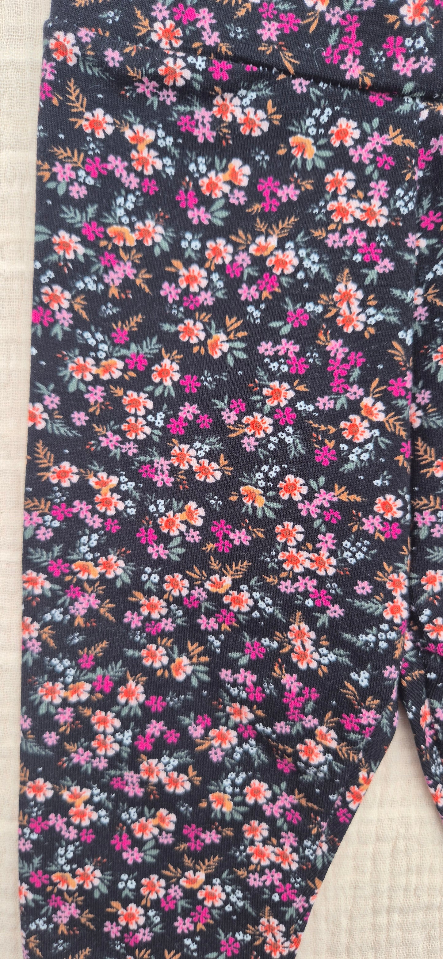■ Zwart babybroekje met roze bloemen