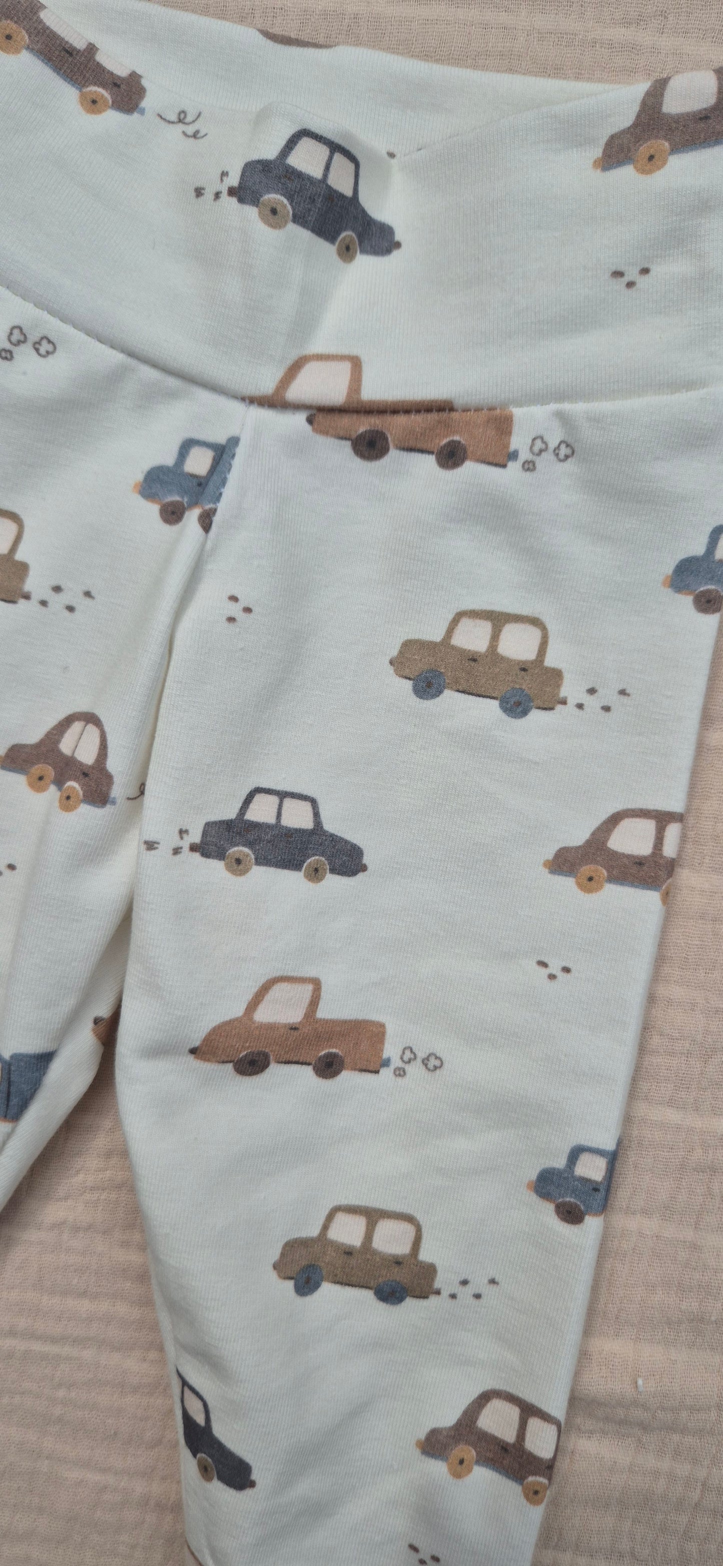 ■ Babybroekje met auto's