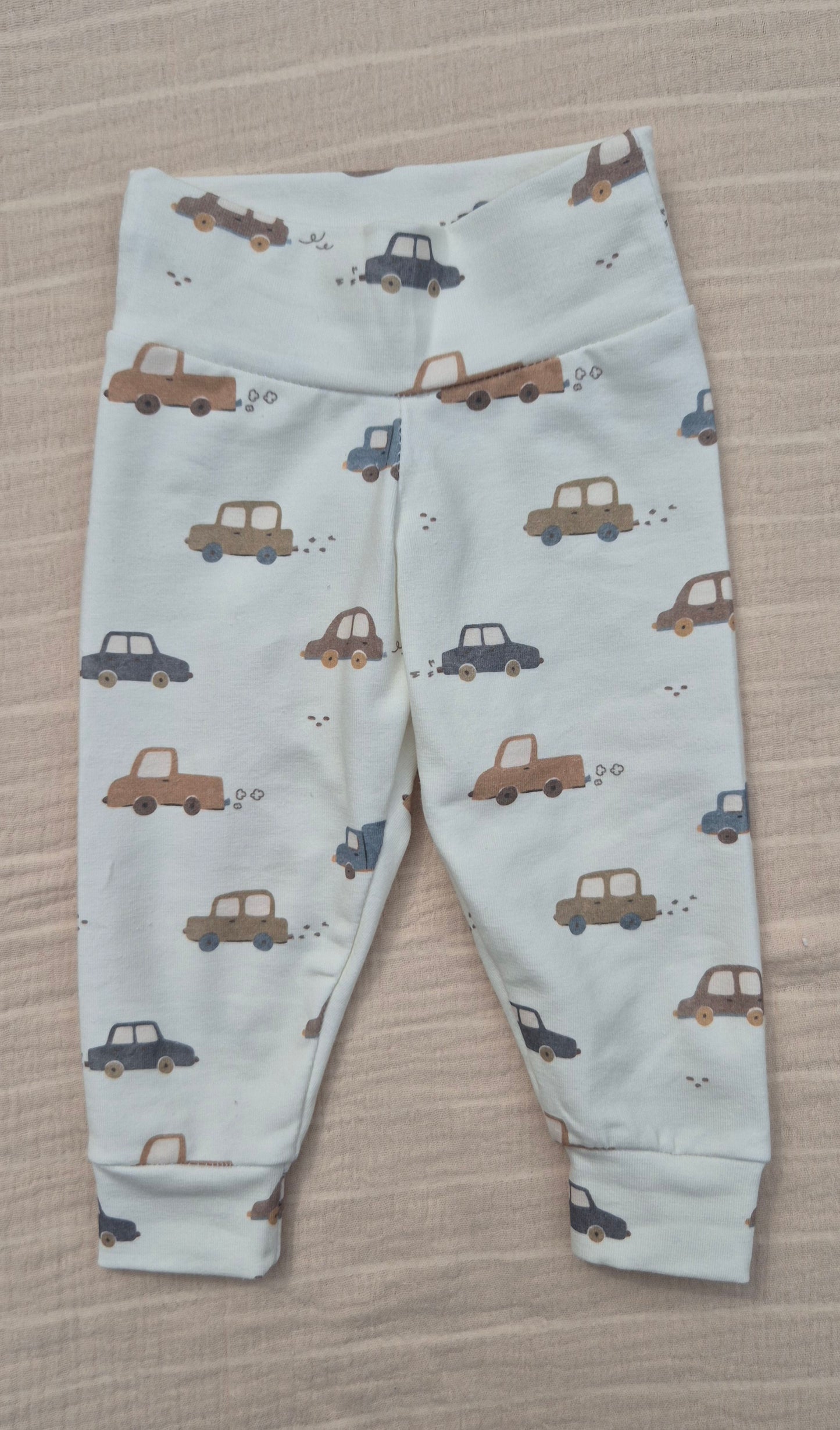 ■ Babybroekje met auto's