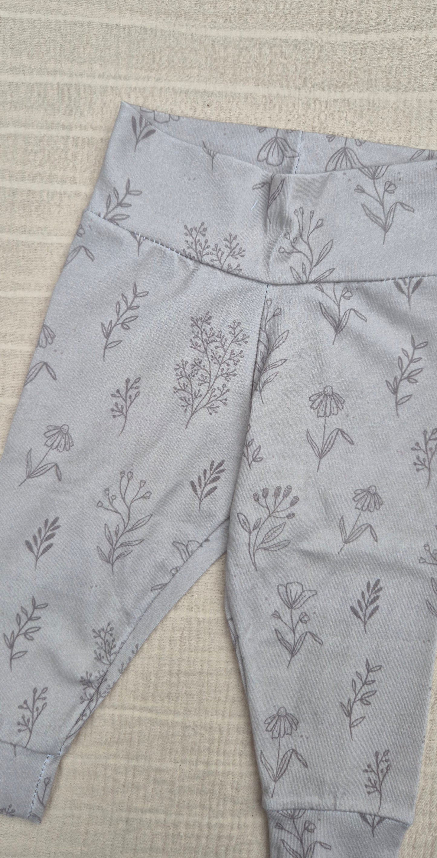 ■ Donker beige babybroekje met bloemenprint