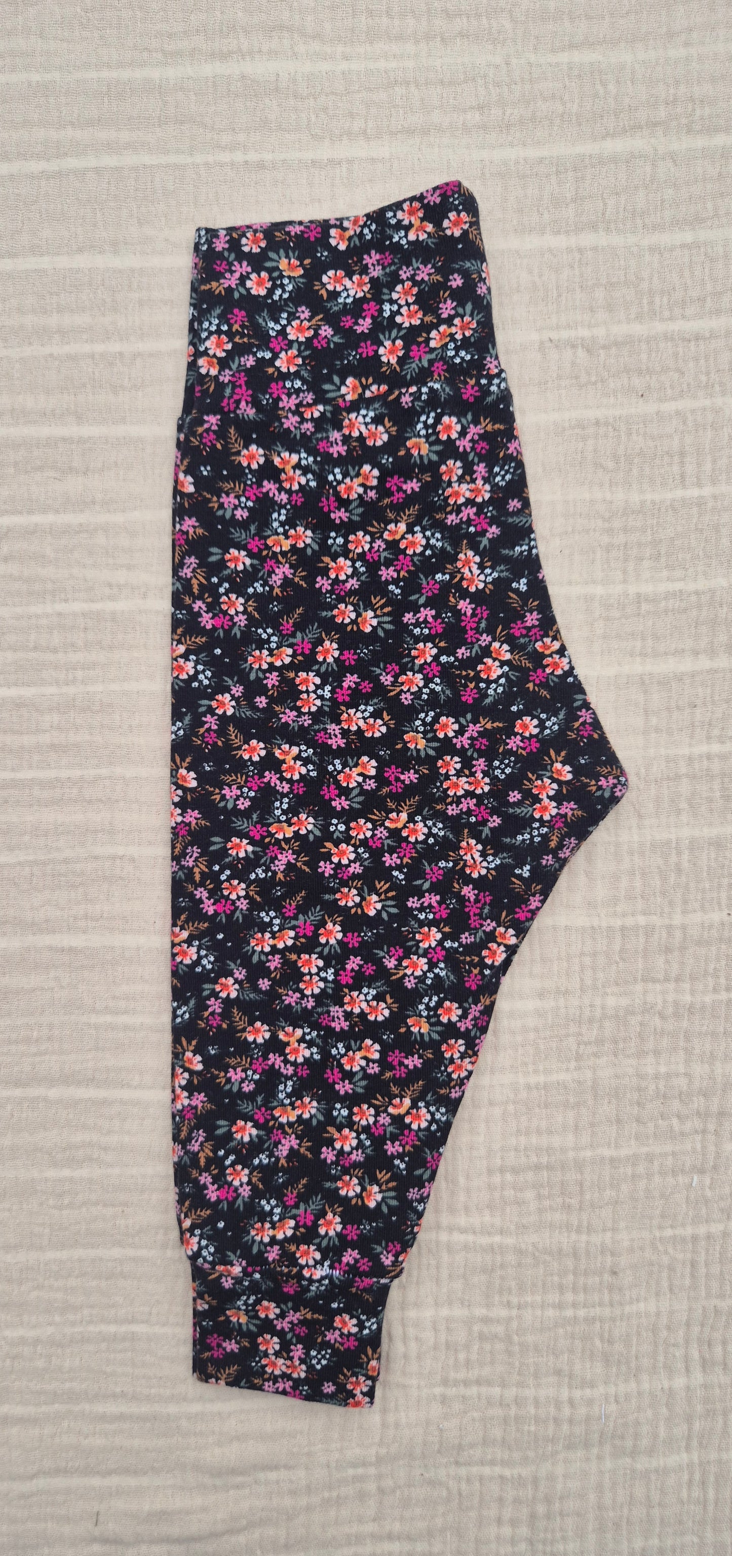 ■ Zwart babybroekje met roze bloemen