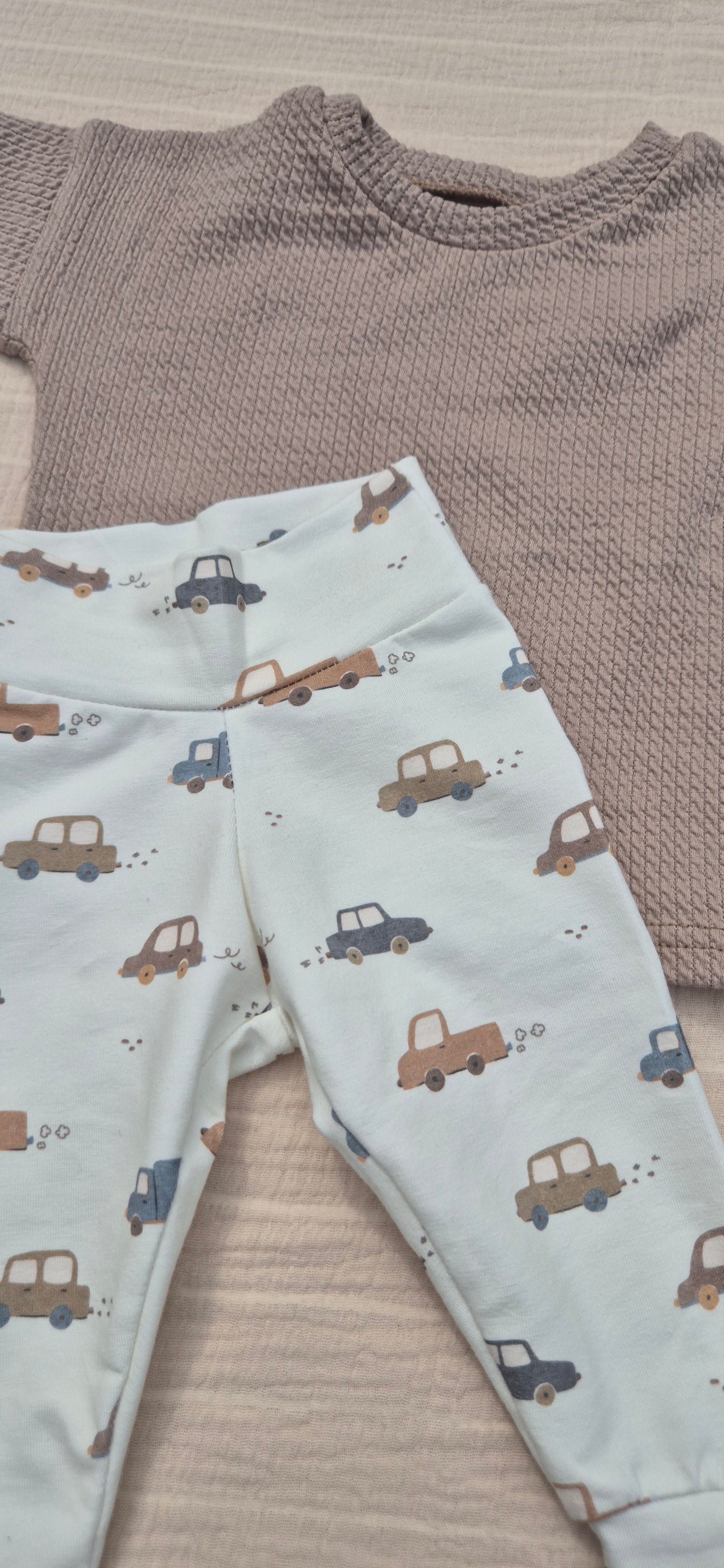 ■ Babybroekje met auto's