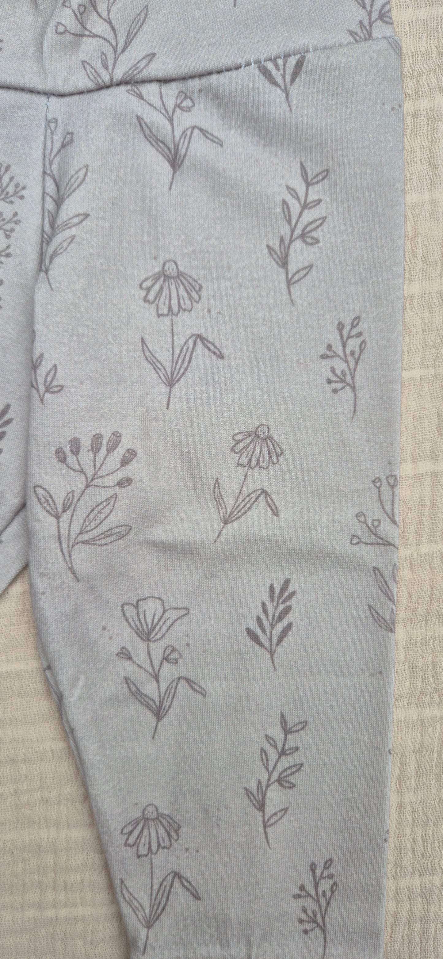 ■ Donker beige babybroekje met bloemenprint