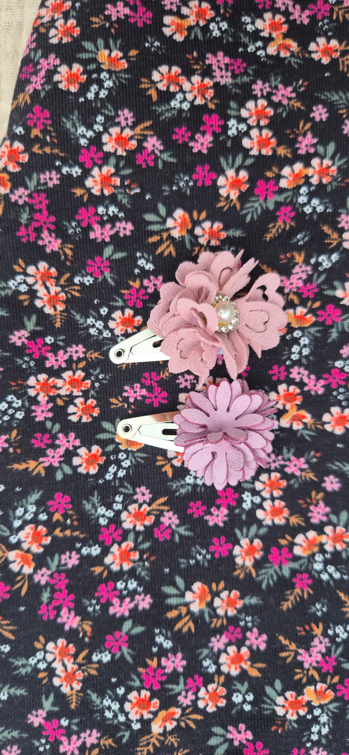 ■ Zwart babybroekje met roze bloemen